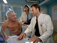 In aller Freundschaft – Dr. Martin Stein (Bernhard Bettermann, rechts) untersucht den rüstigen Richard Wissler (Claus Wilcke). Dr. Stein vermutet einen Pleuraerguss. Schwester Yvonne (Maren Gilzer) und Dr. Stein wundern sich über Wisslers unbeschwerte Art, trotz der gestellten Diagnose. Bis ihnen Richard Wissler erzählt, dass er frisch verliebt ist.