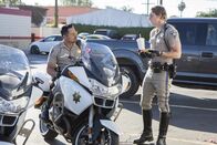 CHiPS – Frank "Ponch" Poncherello (Michael Peña, l.); Jon Baker (Dax Shepard, r.)