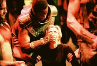 Stargate – Sam (Amanda Tapping, Mitte) wird zu Apophis gebracht, der sofort den Erinnerungschip hinter ihrem Ohr entdeckt..., USA, Peter DeLuise, RTL II,