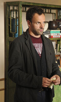 Elementary – Sherlock (Jonny Lee Miller) und Watson beraten die Polizei bei einem Fall von Kindesentführung, der Verbindungen zu einem Serienmörder aufweist ...