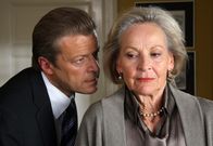 Geld.Macht.Liebe – MDR Fernsehen GELD.MACHT.LIEBE, FOLGE 11, "Entmachtung" Uhr. Seiner Mutter Lilo (Gerlinde Locker) kann Markus (Roland Koch) nichts vormachen.