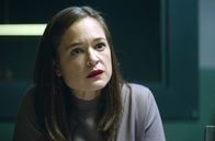 Sacha – Carla Meier (Isabelle Caillat) ermittelt im Fall der Staatsanwältin Anne Dupraz, die auf einen Mann geschossen hat. Wie kann es sein, dass eine Frau, die das Gesetz kennt, eine solche Tat begeht?