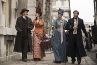 Holmes und Watson – John C. Reilly (Watson), Rebecca Hall (Dr. Grace Hart), Lauren Lapkus (Millie), Will Ferrell (Holmes).