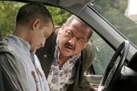 Die Rosenheim-Cops – Kommissar Korbinian Hofer (Joseph Hannesschläger, r.) untersucht den Mord an einem Autofahrer (Simon Gobmeier, l.).