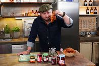 besseresser: Sebastian Lege packt aus – Zuckerreduzierter Fruchtaufstrich mit der Extraportion Frucht aufs Croissant? Fehlanzeige! Sebastian Lege zeigt, warum die hohen Preise der Light-Varianten nicht gerechtfertigt sind.