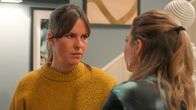 Rote Rosen – ARD ROTE ROSEN FOLGE 4346 Uhr im ERSTEN. Franka (l. Birthe Wolter) kämpft nach dem Japan-Käfer-Befall verzweifelt um die Existenz ihrer Gärtnerei. Sie bittet Valerie (r. Maike Johanna Reuter) um Hilfe. Wird sie ihrer Schwester das Geld leihen?