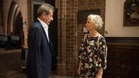 Rote Rosen – Dörte (Edelgard Hansen, r.) beginnt, Norbert vor Gunter (Hermann Toelcke, l.) zu dessen Unmut in Schutz zu nehmen.