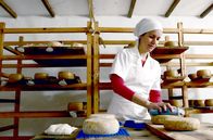 Magische Anden – Ana Machado bearbeitet ihren traditionellen handgemachten Käse aus den Anden, den schon ihre Mutter herstellte.