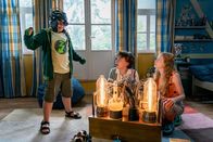 Weckschreck – Für Cem (Vincent Hagn) kann die Zeitreise losgehen. (rechts: Jan (Elijah Freeman) und Patty (Bella Bading)).