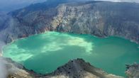 Im Land der Feuerberge – Der Kawah Ijen auf Java. Das Wasser seines Kratersees ist extrem säurehaltig.
