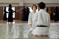 Tokyo Vice – Der Ermittler Miyamoto (Hideaki Itō, re.) erklärt Jake (Ansel Elgort) die Regeln des Spiels.
