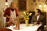Monk – Monk (Tony Shalhoub, r.) genießt es, von seiner Nachbarin Marge Johnson (Gena Rowlands, l.) bemuttert zu werden ...