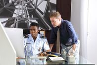 Death in Paradise – JP Hooper (Tobi Bakare) zeigt seinem Chef DI Jack Mooney (Ardal O'Hanlon) neuste Ergebnisse der Ermittlungen.