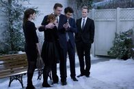 How I Met Your Mother – Die Freunde sind zur Beerdigung von Marshalls Vater Marvin nach Minnesota gefahren. Dort versucht jeder, seine Rolle oder auch eine geeignete Funktion zu finden. Ted (Josh Radnor, 2.v.r.), Marshall (Jason Segel, M.), Barney (Neil Patrick Harris, r.), Lily (Alyson Hannigan, 2.v.l.) und Robin (Cobie Smulders, l.) ...