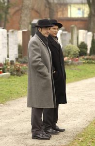 Tramitz and Friends – In der Grabesstille des Friedhofs planen die beiden Geheimagenten (Christian Tramitz,l. und Christian Clerici, r.) die Übergabe wichtiger Dokumente. Wäre da nicht das immens verwirrende Codewort ...