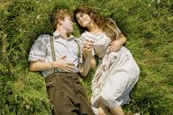 Die Geschichte der Liebe – Young Leo (Mark Rendall), Alma Mereminski (Gemma Arterton)