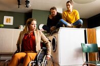 Saubere Sache – Juri (Ben Münchow) und Paula (Cristina do Rego, r) wollen heute nur die Wahrheit sagen. Eine ruppige Rollstuhlfahrerin (Caroline Frier, l) stellt sie auf die Probe.