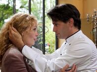 In aller Freundschaft – Franziska Kabus (Lina Rabea Mohr) besucht Freddy (Luca Zamperoni) überraschend in Leipzig. Zu seiner Verwunderung hat Franziska auch schon einen Grundriss ihrer Pattiserie in der Tasche, auf dem ein Teil des Raumes für Freddy und ein Bistro gezeichnet ist. Freddy erklärt Franziska, dass er Leipzig nicht einfach so verlassen kann - schließlich brauche man ihn im Charlotto und auch Kathrin und Hannah könne er nicht einfach so allein lassen.