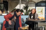 Rote Rosen – Als Tina (Katja Frenzel, l.) von Johanna (Brigitte Antonius, r.) erfährt, dass Ben im Krankenhaus ist, bekommt sie Bauchkrämpfe und braucht selbst ärztliche Hilfe.