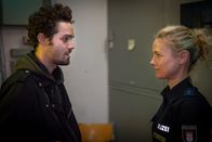 Notruf Hafenkante – Franzi (Rhea Harder-Vennewald, r.) hat sich und Leo (Max Befort, l.) in einem Kellerraum in der Rattenburg, dem Zentrum der Linksautonomen, eingeschlossen. Trotz des Verdachts, dass Leo an einem Anschlag auf eine Streifenpolizistin beteiligt war, kann sie sich dessen Charisma nicht ganz entziehen.