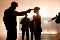 The Machine – Roboter Ava (Caity Lotz) wird als selbstständig denkende Maschine bald für die Regierung zu gefährlich.
