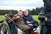 Sturm der Liebe – Hildegard (Antje Hagen, l.) freut sich sehr über Alfons' (Sepp Schauer, M.) Überraschung, als er sie mit einer Kutsche abholt.