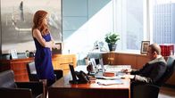 Suits – Louis (Rick Hoffmann) weiß, dass er bei Donna (Sarah Rafferty) einiges gut zu machen hat. Doch die scheint für seine reumütige Seite wenig empfänglich.