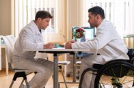 In aller Freundschaft – Kris Haas (Jascha Rust, l.) rät seinem Freund und Kollegen Dr. Ilay Demir (Tan Caglar, r.), sich von seiner Mutter nicht unter Druck setzen zu lassen. Doch ganz so einfach ist das für Ilay eben nicht.