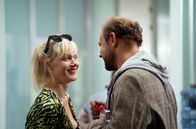 How to Tatort – Tatort-Ermittlerin Anna Schudt und der Regisseur (Moritz Führmann) verstehen sich in "How to Tatort" wunderbar.