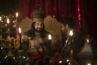 What We Do in the Shadows – Nandor (Kayvan Novak, l.); Djinn (Anoop Desai, r.)