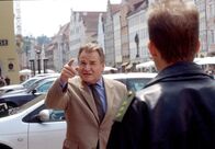 Um Himmels Willen – Wöller (Fritz Wepper, l.) hält Polizist Meier (Lars Weström, r.) eine Standpauke.