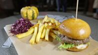 Kochs anders – Die Hauptspeise von Food-Truckerin Larissa Braun: Rindfleischburger mit Fritten, Zucchini-Chutney und Rotkohlsalat