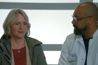 Notruf Hafenkante – Susanne Meissner (Isabel Schosnig) teilt sich Dr. Evans (Tino Führer) mit. Sie macht sich Vorwürfe, weil ihr Sohn Frederik in die rechte Szene abgedriftet ist.