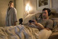 Tully – L-R: Marlo (Charlize Theron) und Drew (Ron Livingston)