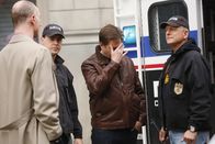 Navy CIS – Als Tony (Michael Weatherly, 2.v.r.) sich mit seinem Vater in einem Hotel treffen will, wird er prompt in einen Fall verwickelt und muss das private Treffen erst mal vertagen. McGee (Sean Murray, 2.v.l.) und Gibbs (Mark Harmon, r.) sind sofort zur Stelle ...