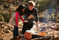 Gordon Ramsay: Kulinarische Abenteuer – Morocco -Gordon Ramsay (R) and a young girl prepare a meal for a Moroccan New Year celebration.