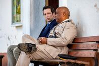 Death in Paradise – Vor einer Kirche teilt Polizeichef Selwyn Patterson (Don Warrington, r.) Detective Neville Parker (Ralf Little, l.) seine Schuldgefühle gegenüber Marvin Peters mit.