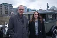 aspekte – Salwa Houmsi (r.) und Bestsellerautor Volker Kutscher (l.) auf einem Trip zu historischen Orten in Berlin.