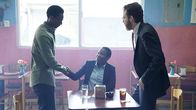 StartUp – Ronald Dacey (Edi Gathegi, l.), Agent Drummond (Brian McCarthy, r.)