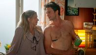 Rote Rosen – Toni (Sarah Buchholzer) und Jonas (Patrick Schlegel) genießen ihre lockere Beziehung, bestreiten aber tiefere Gefühle füreinander zu haben