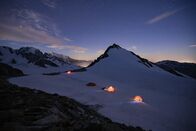 Faszination Erde – Basecamp mit Abstandsregeln im Angesicht des Mont Blanc in den französischen Alpen.