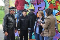 Notruf Hafenkante – In einer Anlaufstelle für jugendliche Ausreißer befragen Jule Schmitt (Wolke Hegenbarth, 2.v.l.) und Henning Storm (Uwe Fellensiek, l.) die Betreuer Petra Sattler (Johanna Gastdorf, 2.v.r.) und ihren Mann Jürgen Sattler (Stephan Richter, r.).