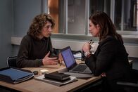 Kommissar Beck – Jenny Bodén (Anna Asp, l.) hat ein Problem, das sie mit Teamleiterin Alex Beijer (Jennie Silfverhjelm, r.) besprechen muss.