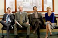 Monk – Die Überraschung ist groß, als (v.l.) Lt. Disher (Jason Gray-Stanford), Capt. Stottlemeyer (Ted Levine), Monk (Tony Shalhoub) und Natalie (Traylor Howard) am Tatort eintreffen: In dieser Klinik erhielt Monk vor zwölf Jahren die Nachricht von Trudys Tod...