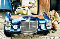 Handwerkskunst! – Automöbelbauer Martin Schlund fertigt die Möbel ausschließlich aus Originalteilen - der Mercedes-Stern gehört natürlich dazu.