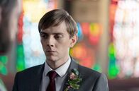 Life – Angespannt wartet Liam (Joshua James) auf seine Braut Hannah.