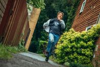 neoriginal: Generation Z – Billy (Ava Hinds-Jones) hat sich unerlaubt vom Armeestützpunkt abgesetzt und ist jetzt auf der Flucht.