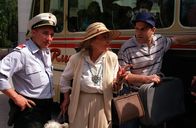 Kaisermühlen Blues – (v.li.): Christoph Fälbl (Polizist), Ellen Umlauf (Frau Kaiser), Alexander Lhotzky (Buschauffeur).