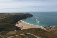 Die Inseln der Queen – Jeder Fels, jedes Sandkorn unterhalb der Hochwassergrenze gehört der Queen, wie auch Plemont Beach.