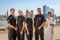 Notruf Hafenkante – v.l.: Mattes Seeler (Matthias Schloo), Melanie Hansen (Sanna Englund), Franzi Jung (Rhea Harder-Vennewald), Hans Moor (Bruno F. Apitz) und Dr. Jasmin Jonas (Gerit Kling).